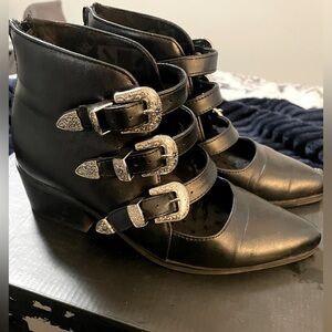 Cute! Buckled Booties from TUK
Used.
In good condition.